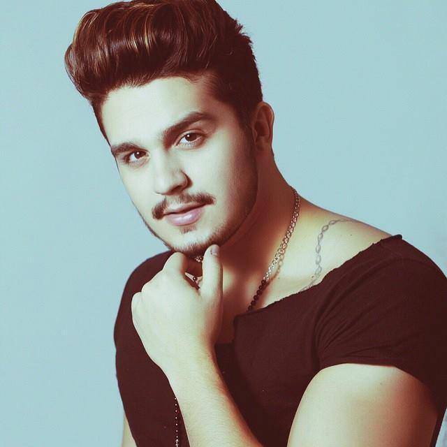 ''Pela luz do sol que nos ilumina, não existe nada mais que nos fascina do que te ver chegar'' @luansantana 3 3