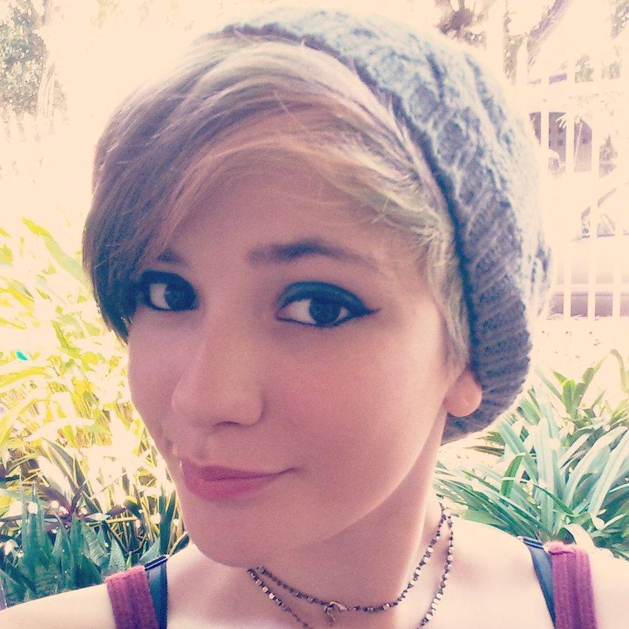 Student. Love jewellery, cats, knitting and gin. I'm friendly :)