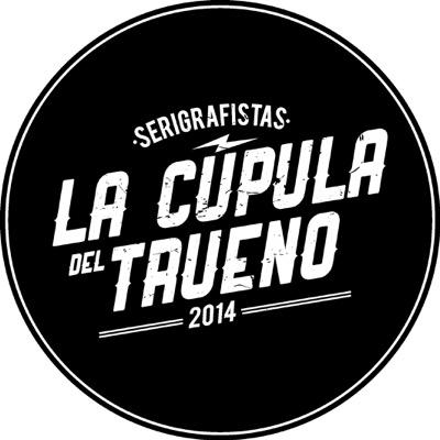 Dos hombres imprimen, una playera sale: Serigrafistas.