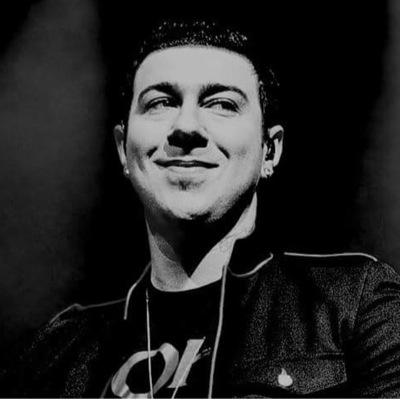 I created this account to send mentions for that gorgeous Zacky Vengeance because he's the guy I most admire in the band