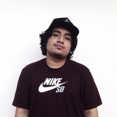 Family , Friends , 6-Strings And Music Come First. Instagram : Dnlkhrlnza