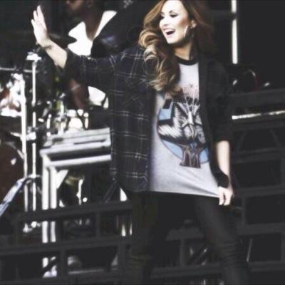 this is a free follow from @sheisourhero, it would be really nice if you'd follow me on that account! i follow back