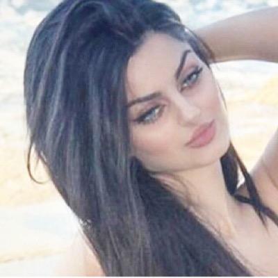 ولـي ألــف رأي و ألــف مـــزاج ، و لـي مبـــدأ واحـــد ؛ ڪرامتــي ، ثُــم ڪبريائــي ، ثُـم أنــا