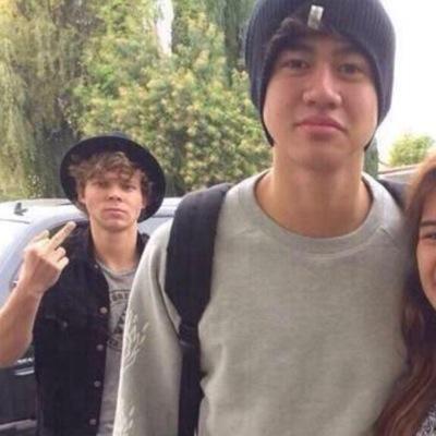 follow @nomcalum please, ask for a fb. x