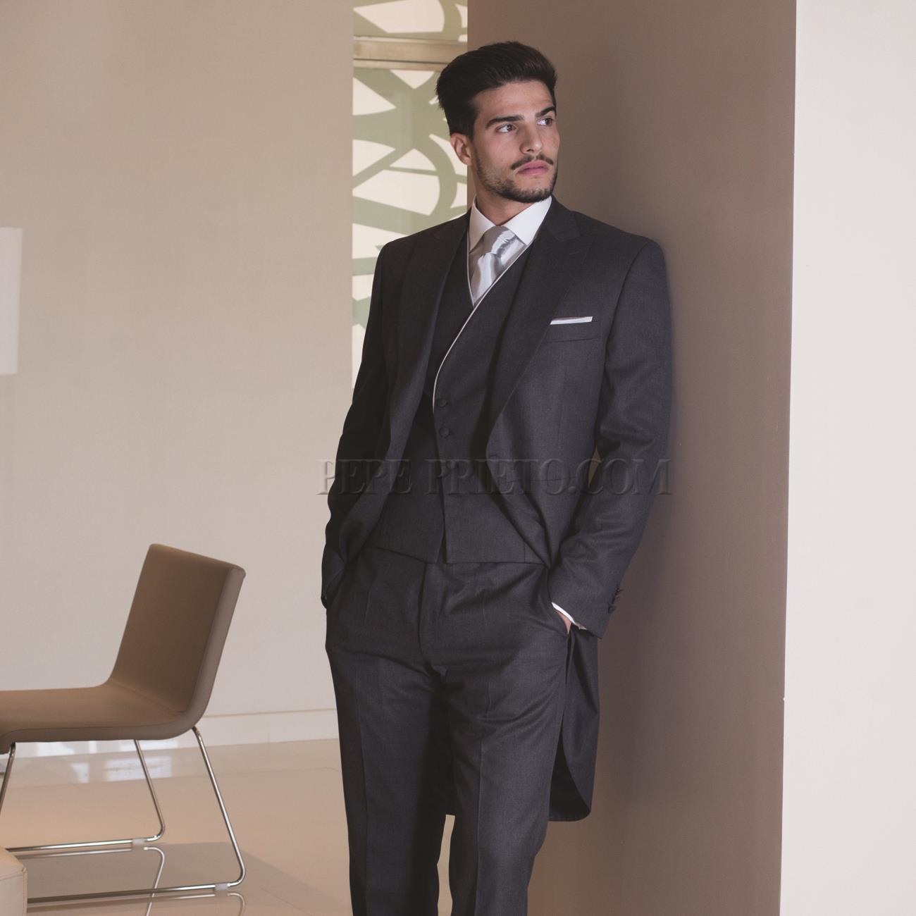 #novioscondiseño #complementos Te asesoramos para que lleves tu propio estilo el día de tu boda. #ventadetrajes #Pídenosunacita https://t.co/KRizSk4lek