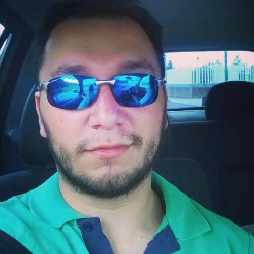 Soy un tipo ordinario, que se mete en problemas extraordinarios.
Aspirante a politólogo.