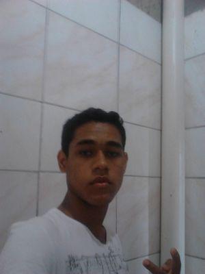sou bonito e solteiro precisando de uma namorada pra eu amar e ela mim amar também e ser carinhosa comigo...