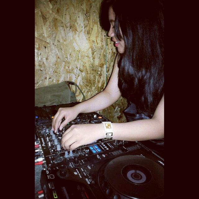 Line: anitsemoks, Path: Anitiya DH, ig: @dewianitiya | Bandung - Semarang