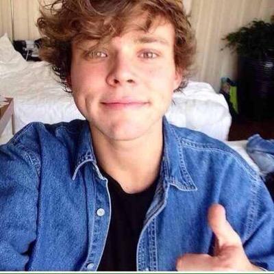 I'm Ashton... um I'm blind and really awkward. @miker5sos is my life