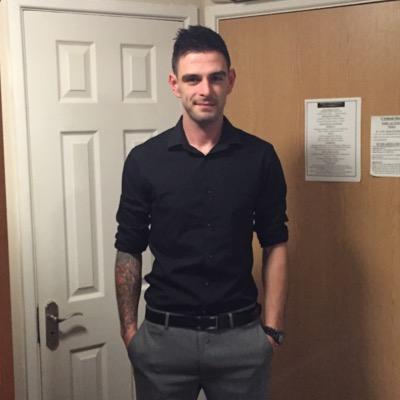 27, Hemel Hempstead, works for Autoglass. Arsenal fan!