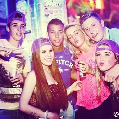 AFC AJAX, voetbal, boxen, 3havo 16 jaar volg op insta gram: nevin_97