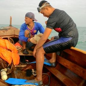 Indonesian | Marine Bachelor | Seaweed Farmer | Indonesia Disaster Volunteer | Backpacker |
Tulisan banyak terbit di https://t.co/a9pmugg6hB