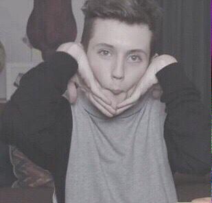 free follow - please follow @ohmyoutubelife ! (she follows back) loveyou, you are beautiful :)