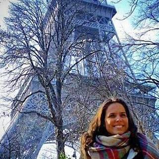 Paulistana, 35 anos, a irmã caçula, gestora de eventos de formação, apaixonada por viagens e animais. Casada há 9 anos, morando na Europa há 11!