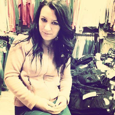 İki satırlık dünyada dört satırlık cümle kurarsan,fazladan olan o iki satırın arasına gömerler seni.Anlayamadan bitersin, tükenir nefesin...