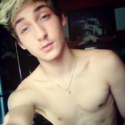 DavidAlexParker's profile picture. @alexparker05 follow help! boy belieber  5sos addict need 1/5 bad!