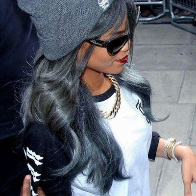 She has 2 icon awards, when will your fave? #RihannaNavy