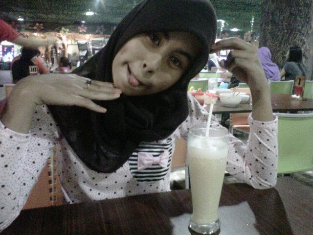 Aku akan selalu berusaha untuk membahagiakan keluarga saya dan orang lain ;) , itu merupakan prinsip utama saya (y)