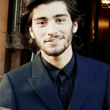 'Kiss me under the light of a thousand stars'. OneD. 'Dimmi a che serve restare,lontano,in silenzio a guardare'