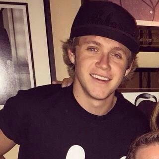 hii I have you a free follow from my main acc @niallnthings and it'd mean the world if you'd follow me on there xx