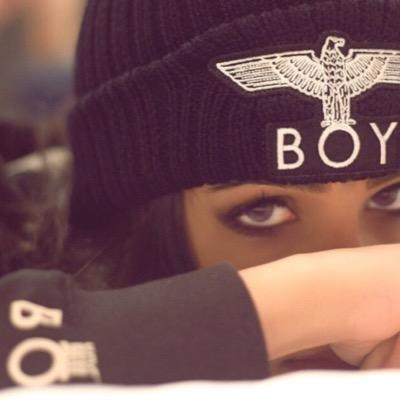 اغار لو تنطق لغيري ، بالسلام
حتى سلامك للخلايق . . أملكه

صوتك وحكيك والضحك ؛ والكلام
ملكي ومن حقي اصون المملكة