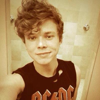 follow @ewuzhere and I'll follow u back once I get off of follow limit :)