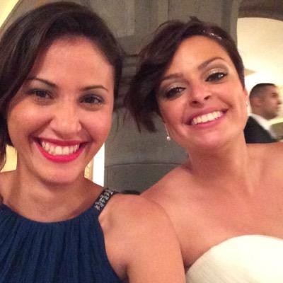 Hija de mis padres, nieta de mis abuelos, hermana de un personaje y tia de cuatro bichos... Sin olvidar a mi bien mas preciado Tara! y mi ibi! jajaj