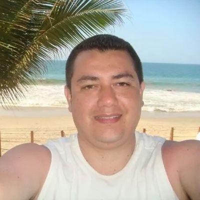 Administrador de Empresas con especializacion en Banca de Negocios y MBA. Amplia experiencia en banca comercial y liderazgo de equipos de alta performance. Esto