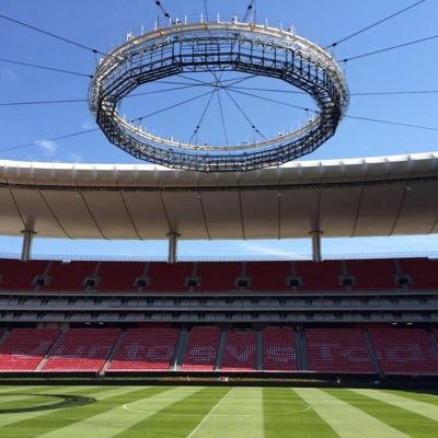 Tengo dos pasiones; escribir y el Club deportivo Guadalajara.