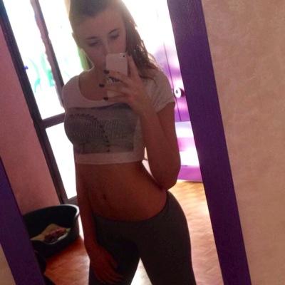 carlottabergon1's profile picture. “Sono semplicemente stanca di essere distrutta dalle persone.”