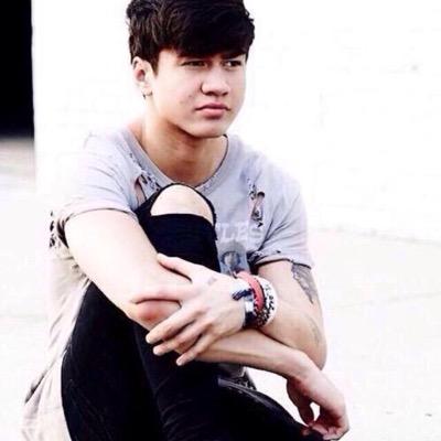 idk i just like bands ✌️
stressed,depressed, and calum obsessed.