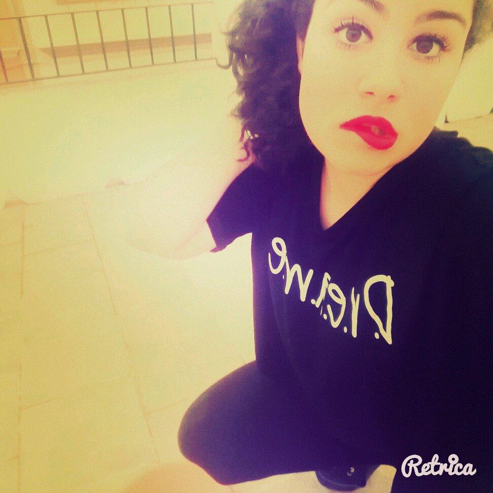 AngelaMifamilia's profile picture. Los idealistas son pacíficos, la historia es violenta