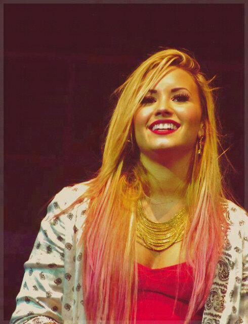 »@danielalovatoo_« demi is the most beautiful of the whole fucking world, i love jazbriely and your no, I love you more than anyone★♥★♥