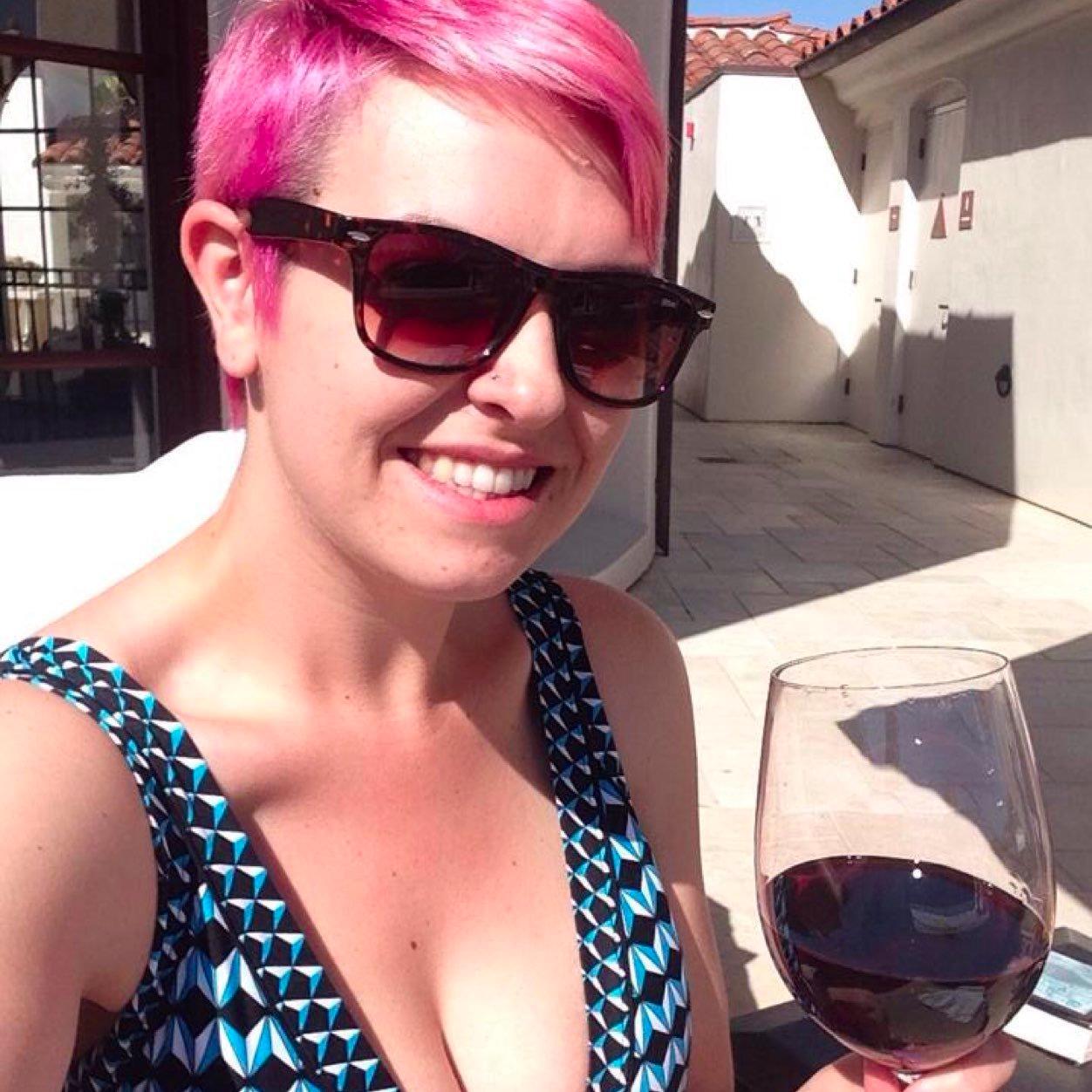 Stylist, Makeup Artist, Amateur #Foodie, Photographer & World Traveler