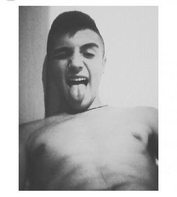 ;desnudo como todos pero siempre fuí distinto. Yo llevo el puto rap metido en el fondo de mi corazón.  Ins @bonitocaos ♕