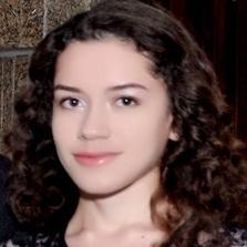 sou estudante de Filosofia, tenho cabelos cacheados, pequena no tamanho, mas grande no coração.
