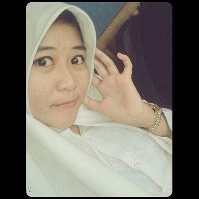 cewe berparas cantik sedikit imut cuek seh kalo ga kenal tapi kalo udah kenal enak diajak ngobrol tapi agak perajuan se :D