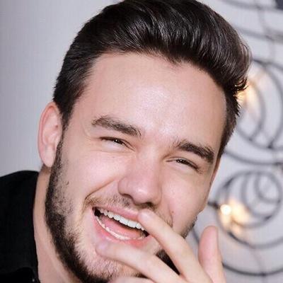 follow @zaylours @wwanights and @flawlessniaII pleaseeeeee