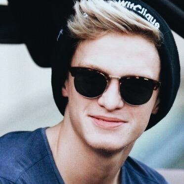 Met Cody [10-11-13] @CodySimpson followed me [24-10-10], @AlliSimpson [4-11-10]. Also @JakeThrupp, @cambo97, @Jwinno and more