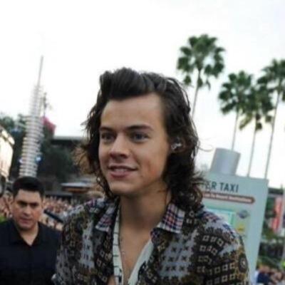 follow @zaylours and @wwanights pleaseeeeee