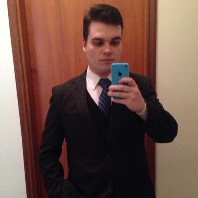 Apaixonado por futebol e pela Sociedade Esportiva Palmeiras, bacharel em direito e futuro advogado.