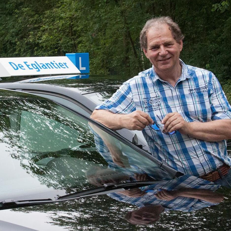 Leer autorijden in Apeldoorn en omgeving! Al meer dan 10 jaar leren wij jongeren en ouderen veilig autorijden. Begin vandaag nog met een gratis les!