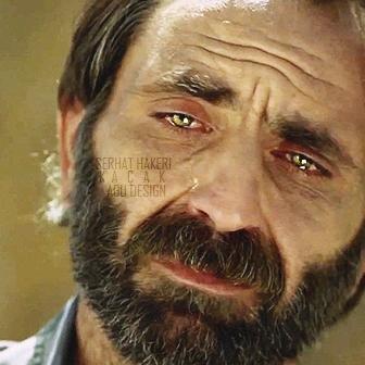 كأيّ وحيد، يملك عددًا لا بأس به من الأصدقاء، ولكنه في آخر الليل يتحسّس جرحه بمُفرده