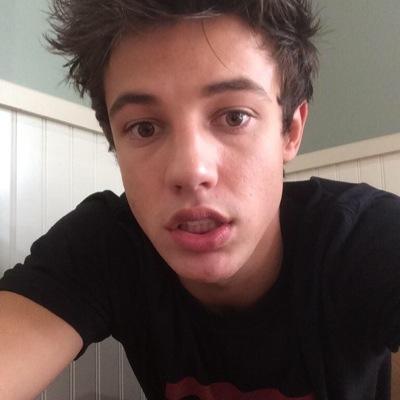 Hey, go please follow @ImAlessia_ cause I gave you a free follow and I'll love ya for ever|