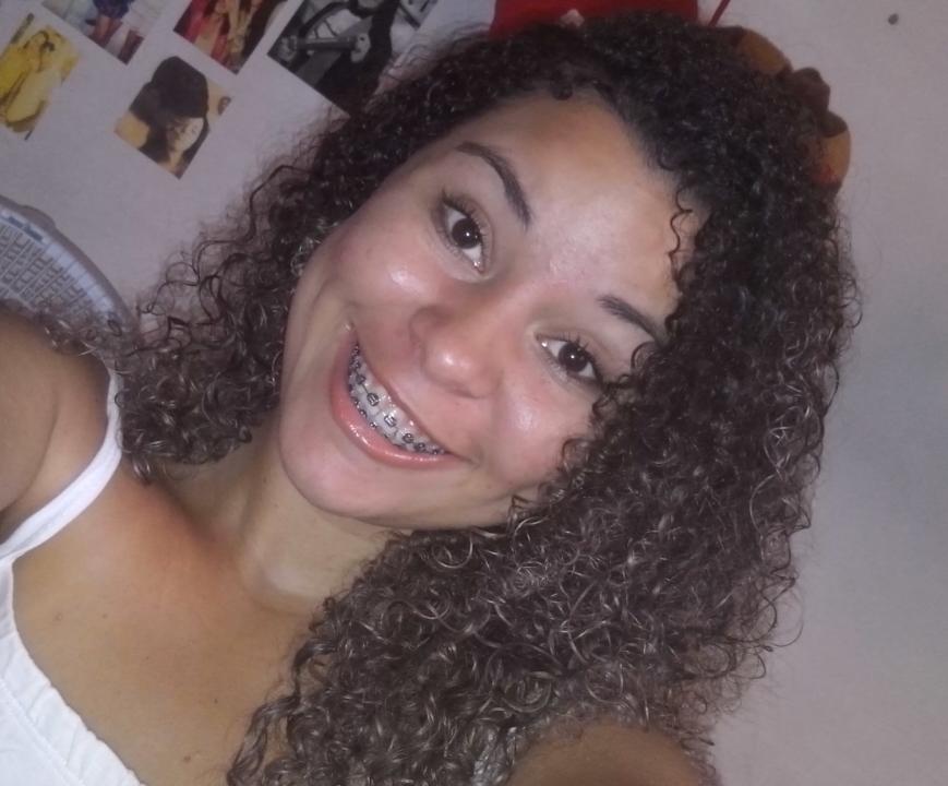 19 anos, amo meus amigoss, leãonina, timida, grossa, meigaa, odeios ver meus amigos Tristes, amo minha família, etc etc etc..

BjoOo