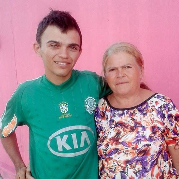eu adooro fazer novas amizades amo esportes principalmente jogar bola adoraria ser jogador profissional e jogar no meu time do coraçao palmeiras