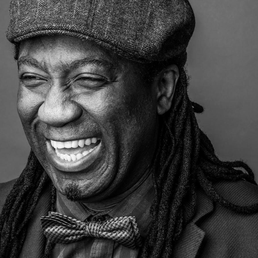 Musicien du monde mariant le Sénégal au Québec dans une poésie ensoleillée!
World music artist combining Senegal to Quebec in a sunny poetry!