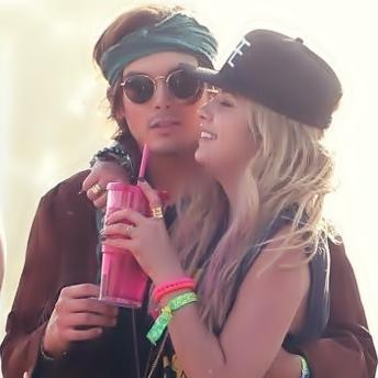 halebiando's profile picture. fã das vadias que são enterradas vivas e dos vampiros que só bebem whisky