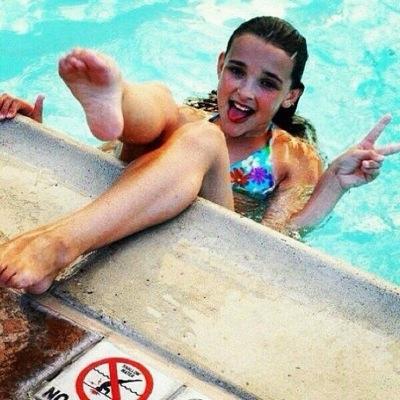 Account ran by Twinnies Anna & lacie Lacie Signs her  tweets L