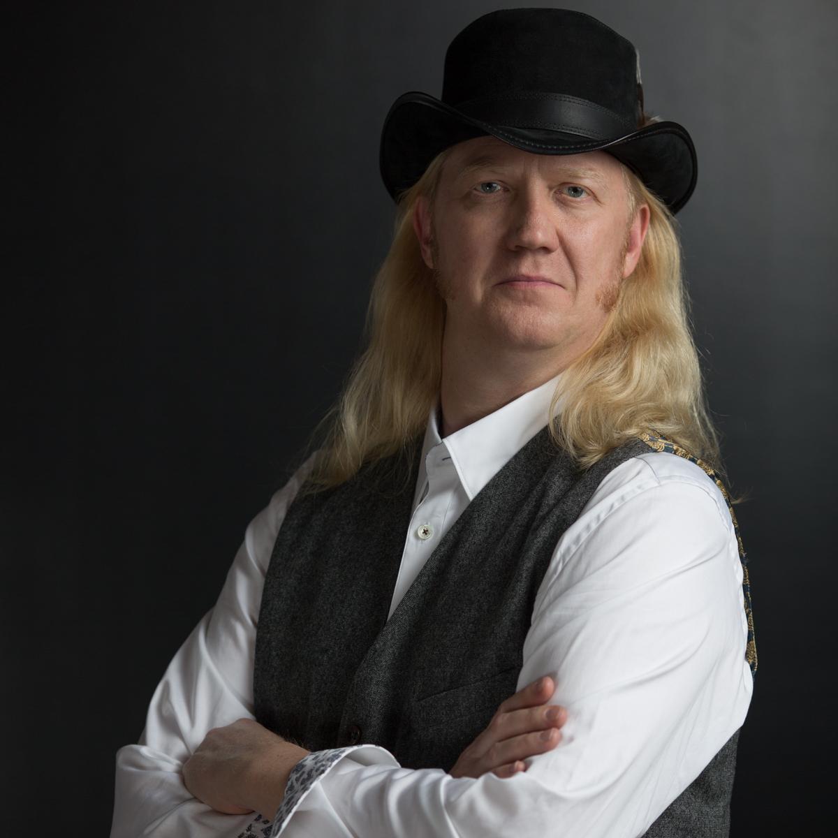 30+ years working with businesses big and small, copywriting, video & photo production & direction